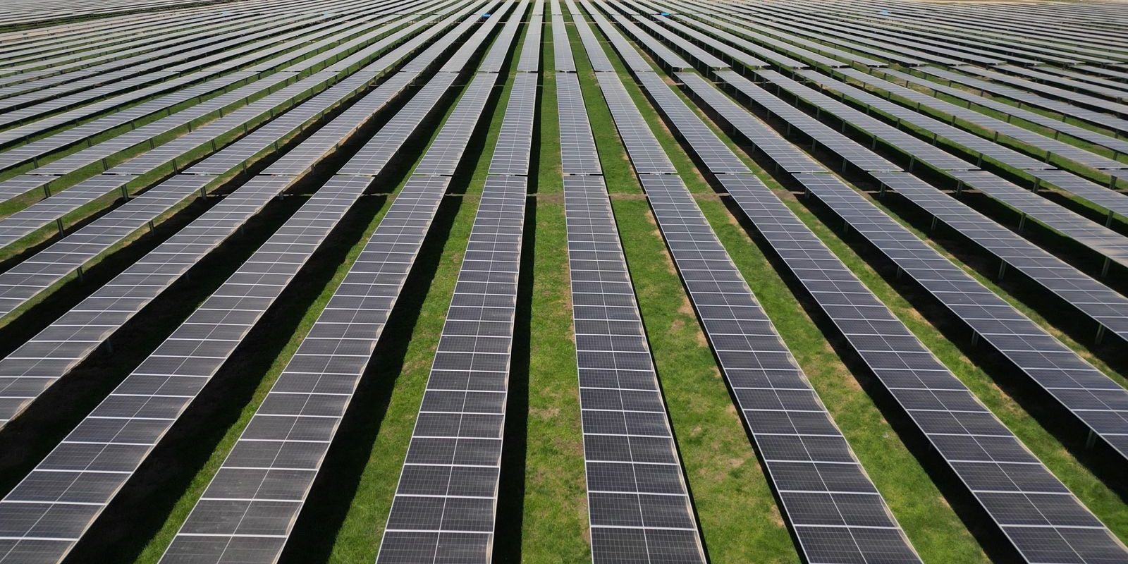 Record istoric pentru energia solară în România: Producție-record și exporturi masive La data de 10 martie, la ora 11:26, centralele fotovoltaice din Sistemul Energetic Național au atins o producție record de 2381 MW