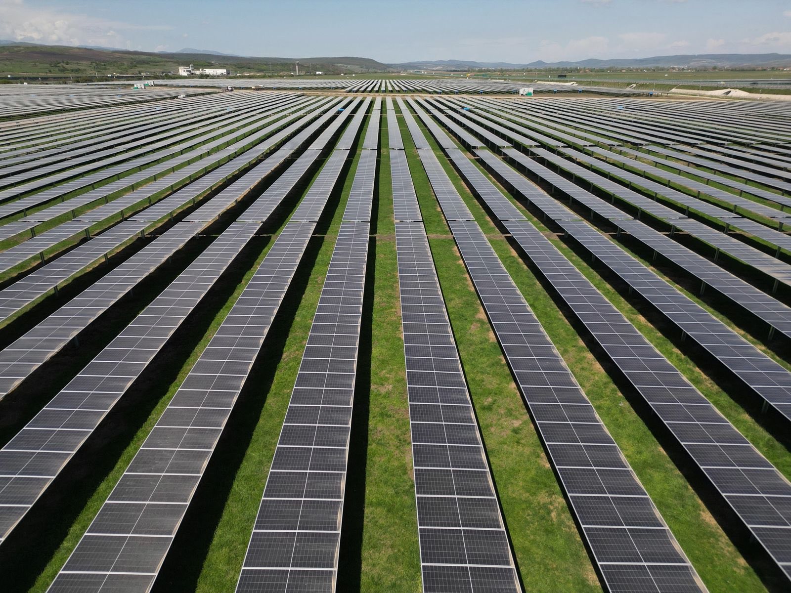Record istoric pentru energia solară în România: Producție-record și exporturi masive La data de 10 martie, la ora 11:26, centralele fotovoltaice din Sistemul Energetic Național au atins o producție record de 2381 MW