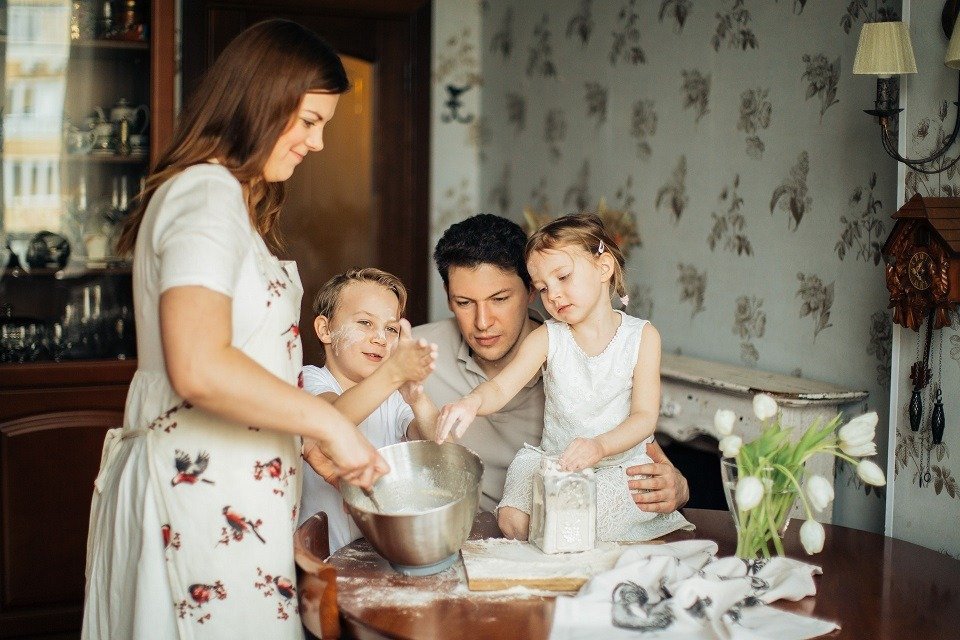 Studiu: Întrebările care cultivă inteligența emoțională la copii Un studiu recent, realizat pe un eșantion de peste 200 de familii, a scos la iveală întrebările pe care părinții le adresează cel mai frecvent copiilor lor, întrebări care stimulează dezvoltarea inteligenței emoționale