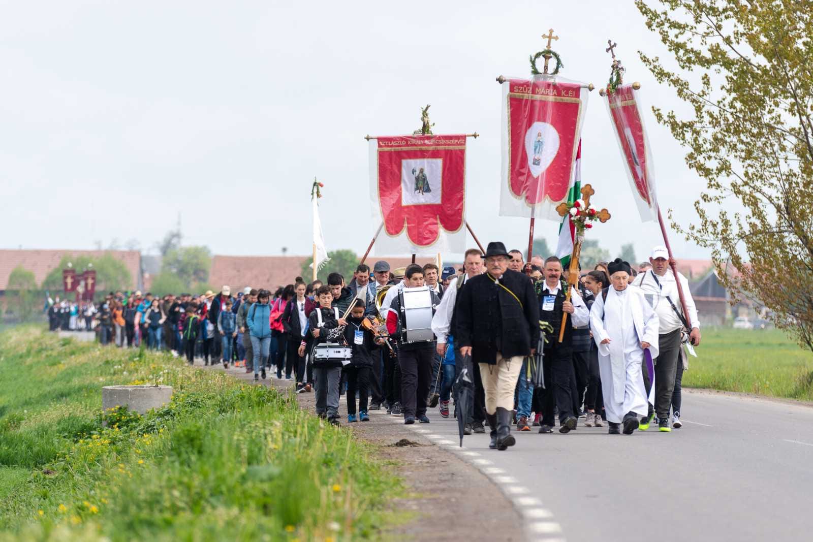 Nicușor Dan Celebrează Contribuția Comunității Maghiare la Democrație Primarul general al Capitalei, Nicușor Dan, a transmis un mesaj cu ocazia Zilei Maghiarilor de Pretutindeni, în care a subliniat importanța contribuției acestei comunități la evoluția democratică a României
