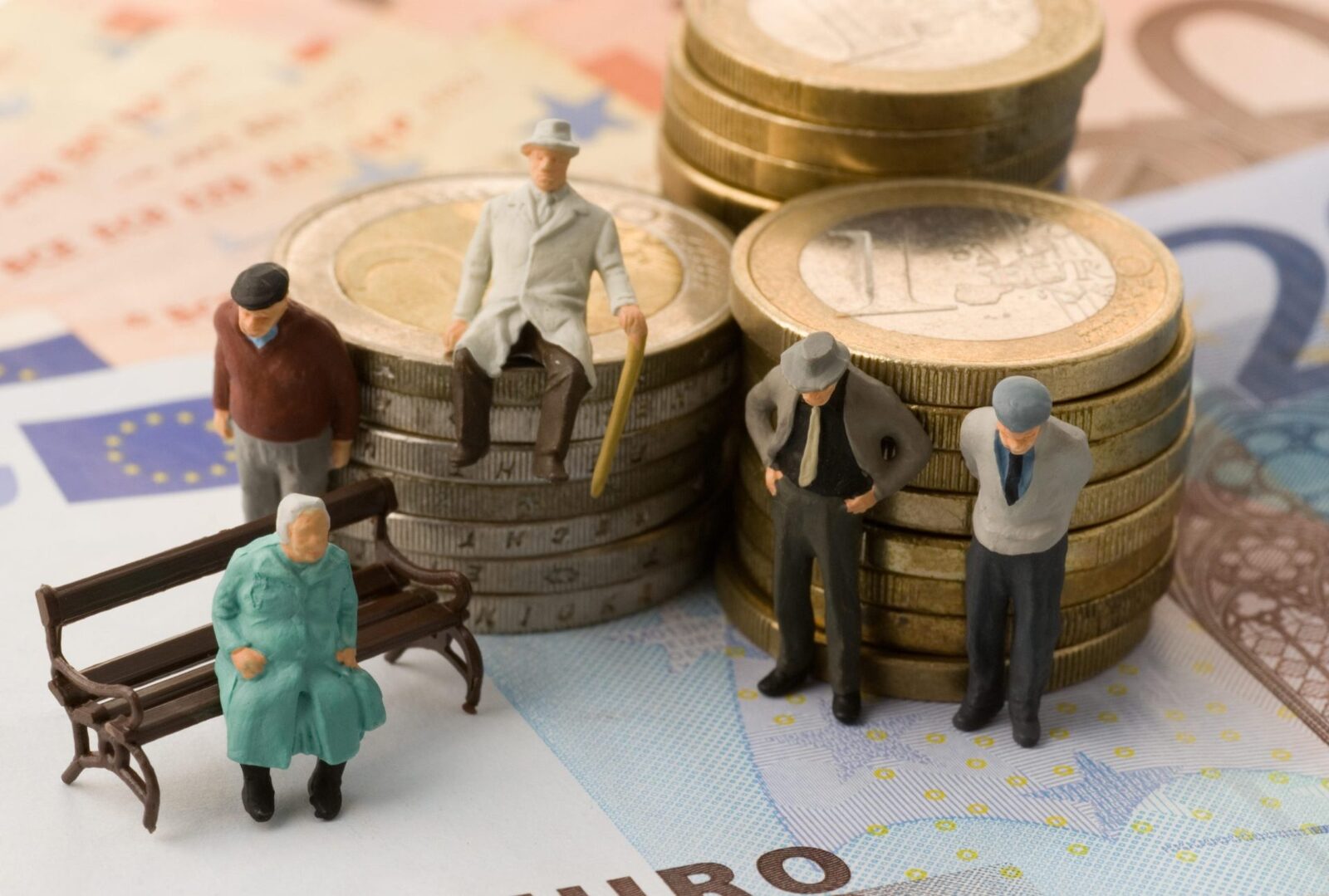 Pensii mici pentru românii cu salarii minime: Cum funcționează sistemul de punctaj Pensionarii din România se confruntă cu realități financiare care scot în evidență impactul venitului asupra pensiei
