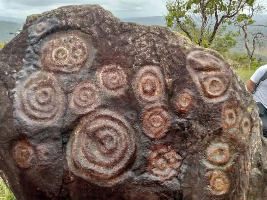 Piatră milenară scoasă la lumină: o descoperire arheologică de importanță majoră O piatră inscripționată, veche de mii de ani, a fost identificată ca fiind o descoperire arheologică deosebită, promițând să ofere o perspectivă semnificativă asupra trecutului îndepărtat