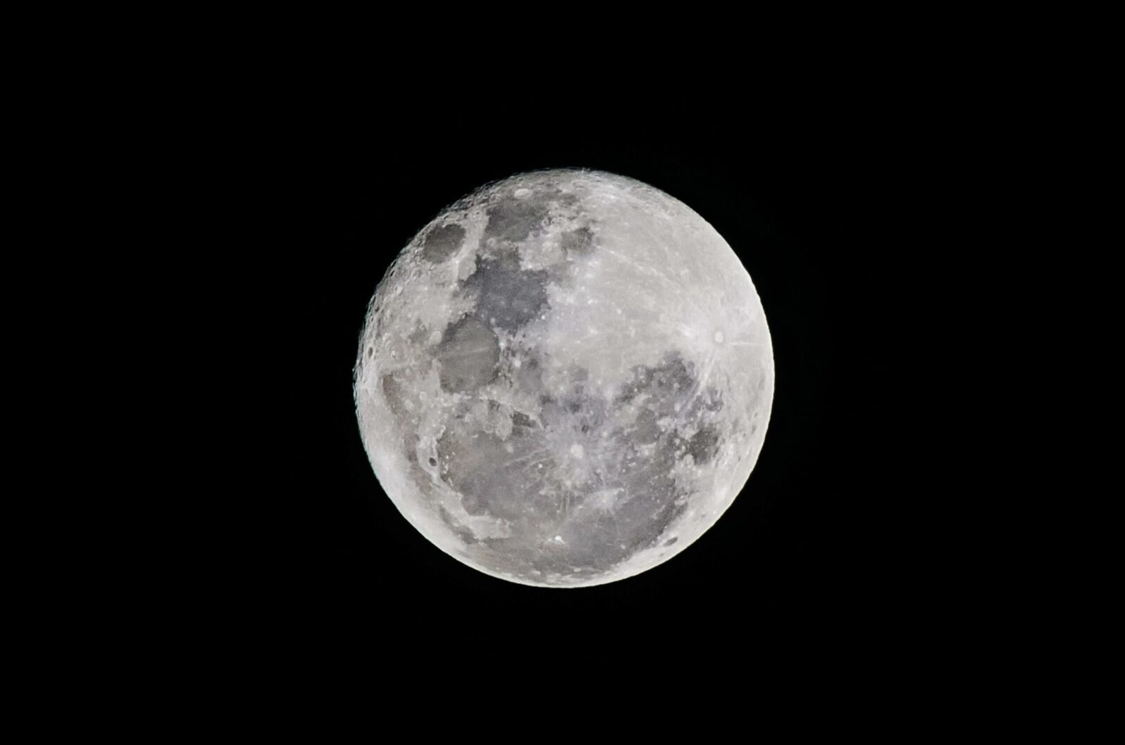 NASA schimbă macazul: abandonează stația spațială lunară și construiește o bază permanentă pe Lună Administrația Națională pentru Aeronautică și Spațiu (NASA) a decis să renunțe la planurile privind stația spațială Lunar Gateway, concentrându-se în schimb pe construirea unei baze lunare permanente