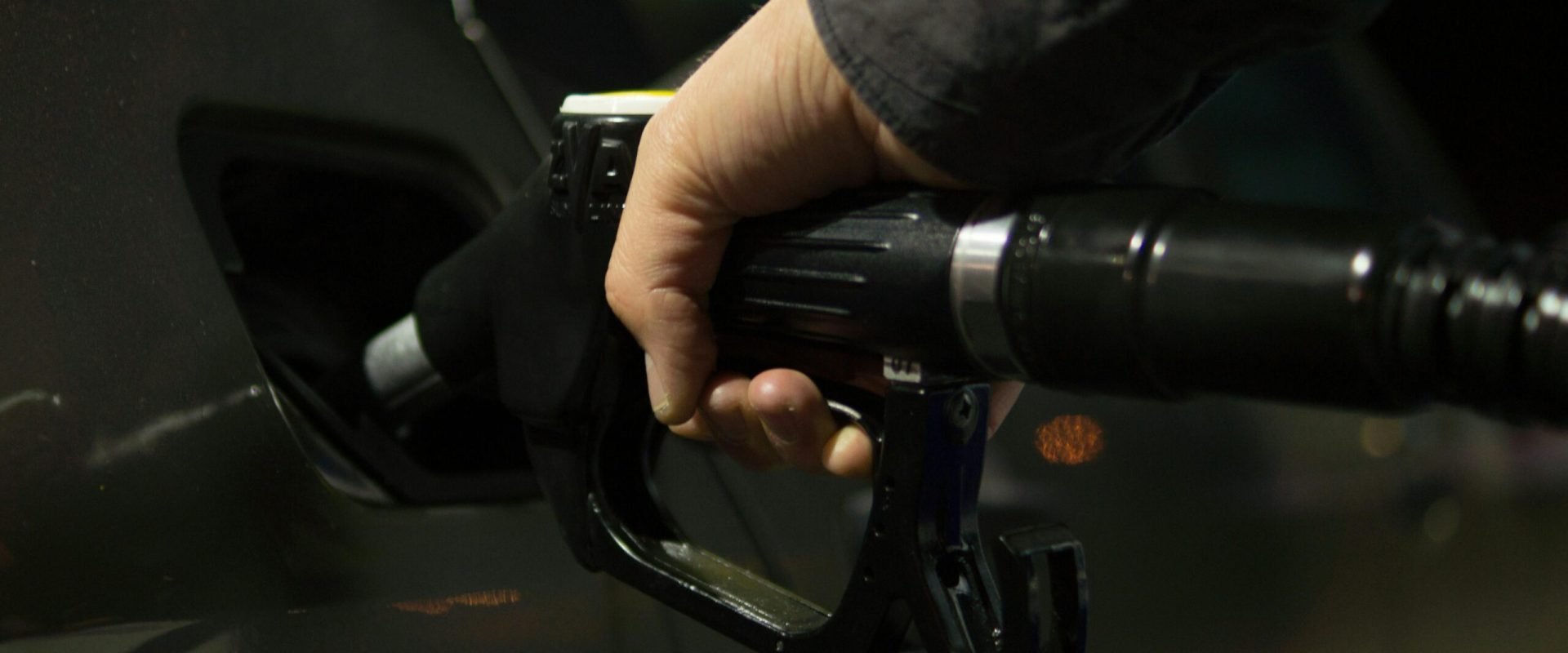 Sectorul 4 aprobă ajutor pentru carburant și anulează taxa de parcare Locuitorii din Sectorul 4 vor beneficia de un ajutor financiar pentru carburant, în valoare de 600 de lei, începând cu 1 aprilie