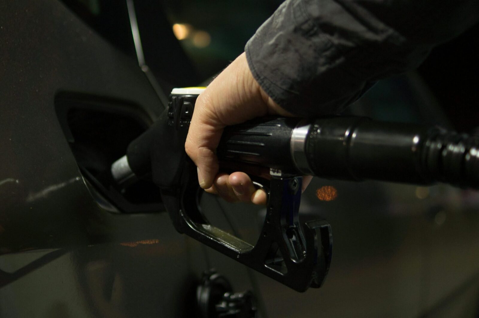 Sectorul 4 aprobă ajutor pentru carburant și anulează taxa de parcare Locuitorii din Sectorul 4 vor beneficia de un ajutor financiar pentru carburant, în valoare de 600 de lei, începând cu 1 aprilie