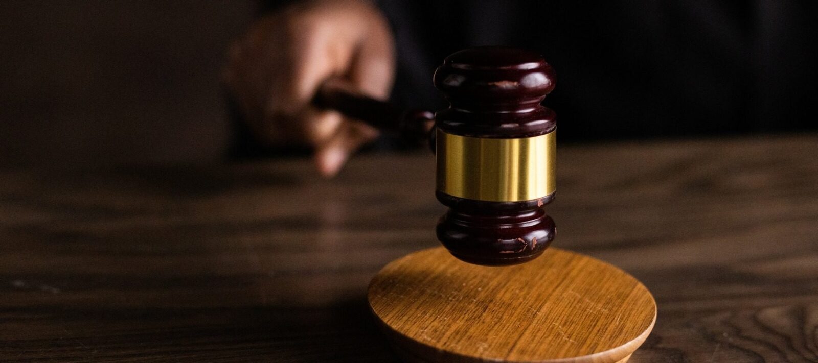 Tată din Iași contra sistemului: Instanța refuză să accepte donația „excesivă” pentru fiică Un bărbat din Iași a încercat să-și ajute financiar fiica, oferindu-i o sumă de bani considerabil mai mare decât obligațiile legale, însă instanța a respins cererea
