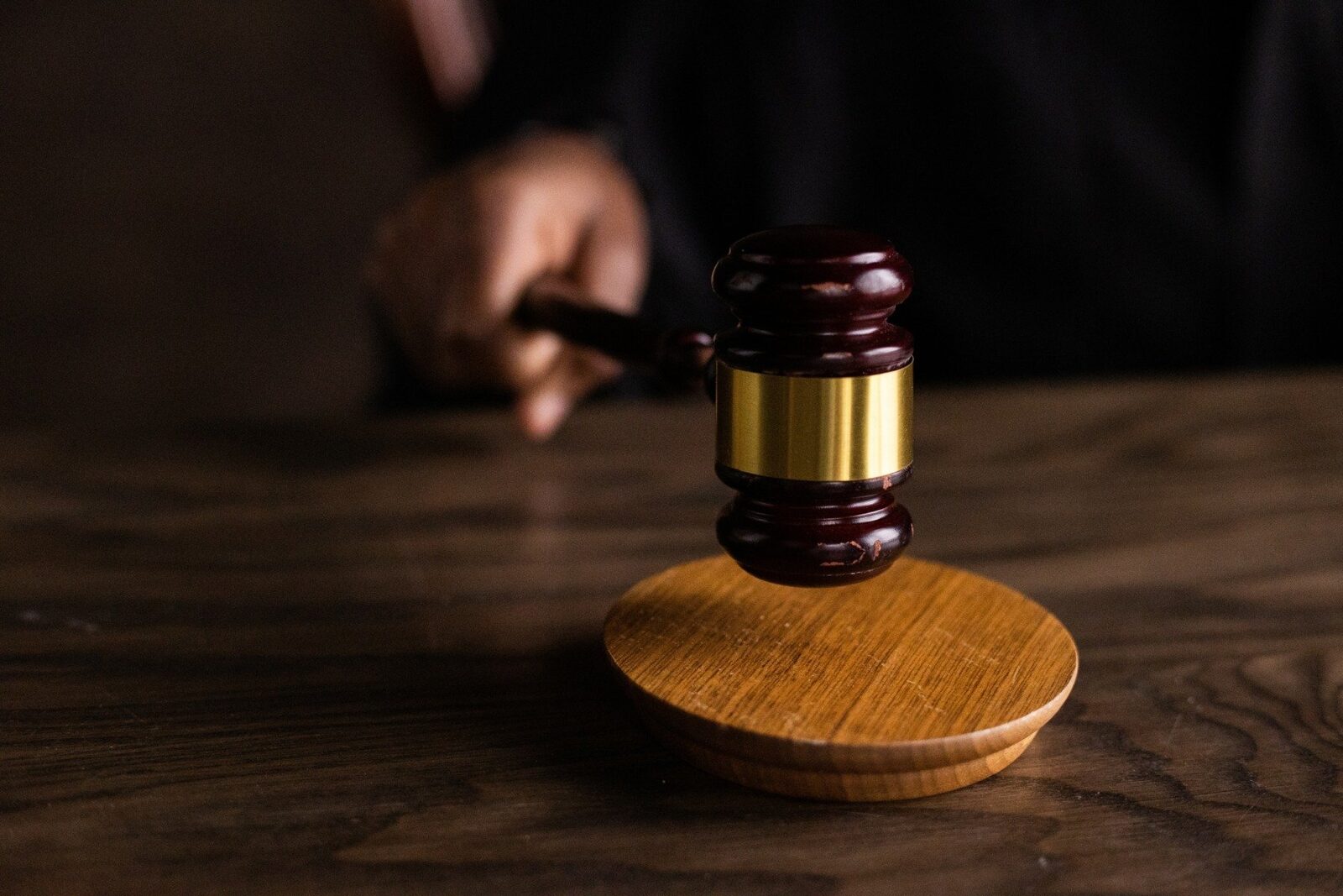 Tată din Iași contra sistemului: Instanța refuză să accepte donația „excesivă” pentru fiică Un bărbat din Iași a încercat să-și ajute financiar fiica, oferindu-i o sumă de bani considerabil mai mare decât obligațiile legale, însă instanța a respins cererea