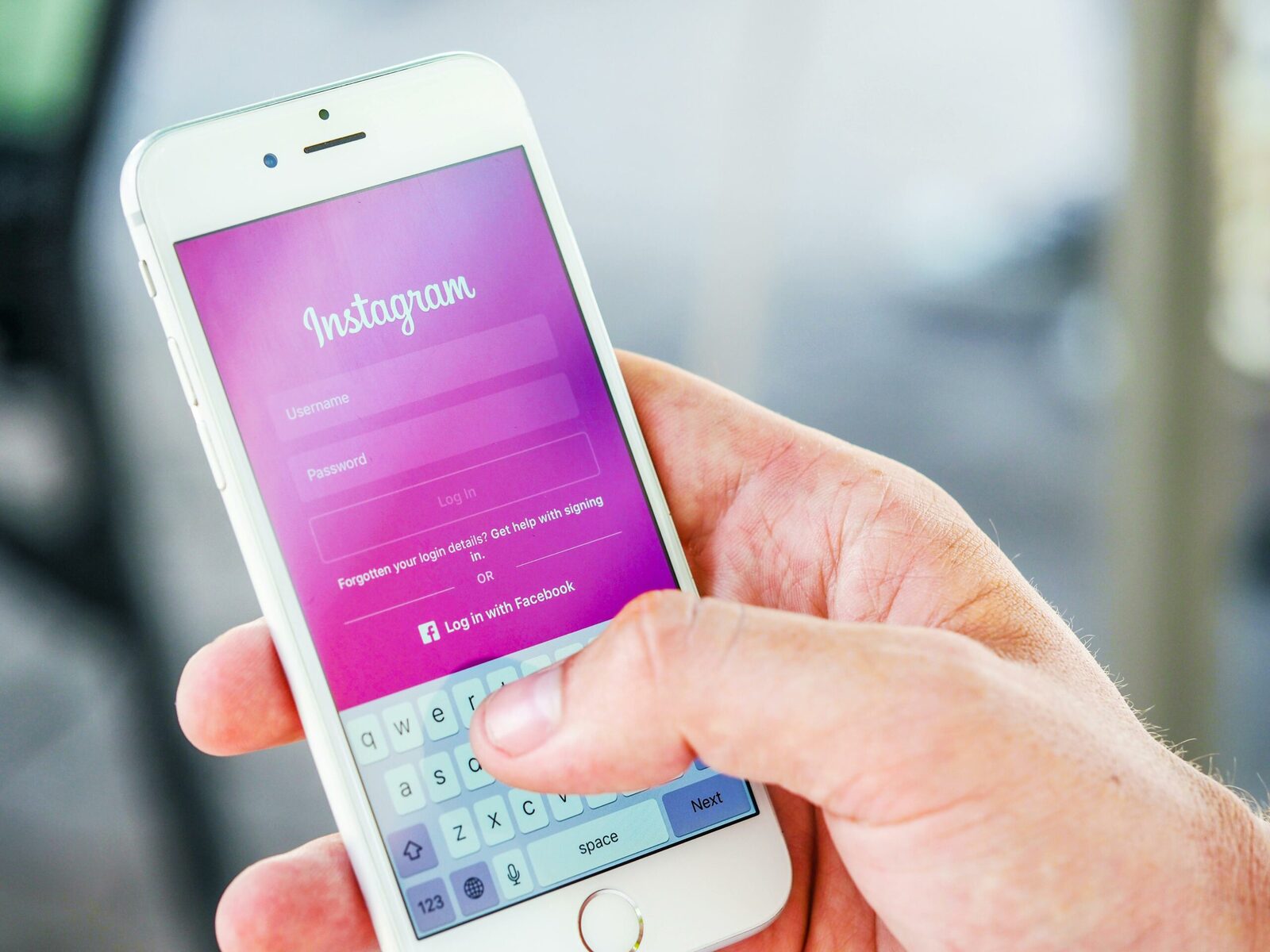 Probleme majore pentru Instagram: Utilizatorii nu pot trimite mesaje Platforma Instagram, deținută de Meta, se confruntă cu probleme tehnice majore, care afectează milioane de utilizatori la nivel global