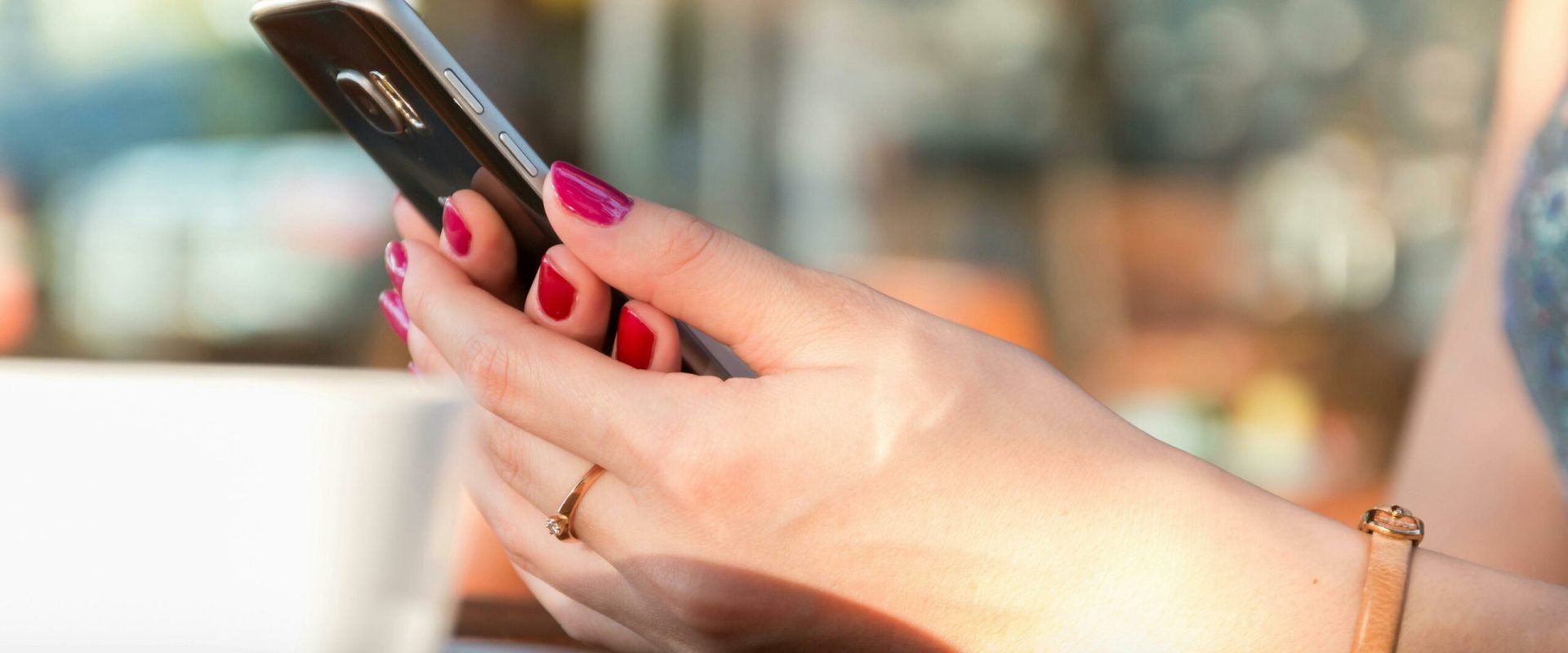 Un cadou mai sigur pentru mame: sfaturi de la dnsc pentru o navigare online protejată În preajma sărbătorilor dedicate mamelor, Direcția Națională de Securitate Cibernetică (DNSC) vine cu o recomandare inedită: pe lângă cadourile tradiționale, un gest util poate fi oferirea de sprijin pentru a asigura o experiență online mai sigură