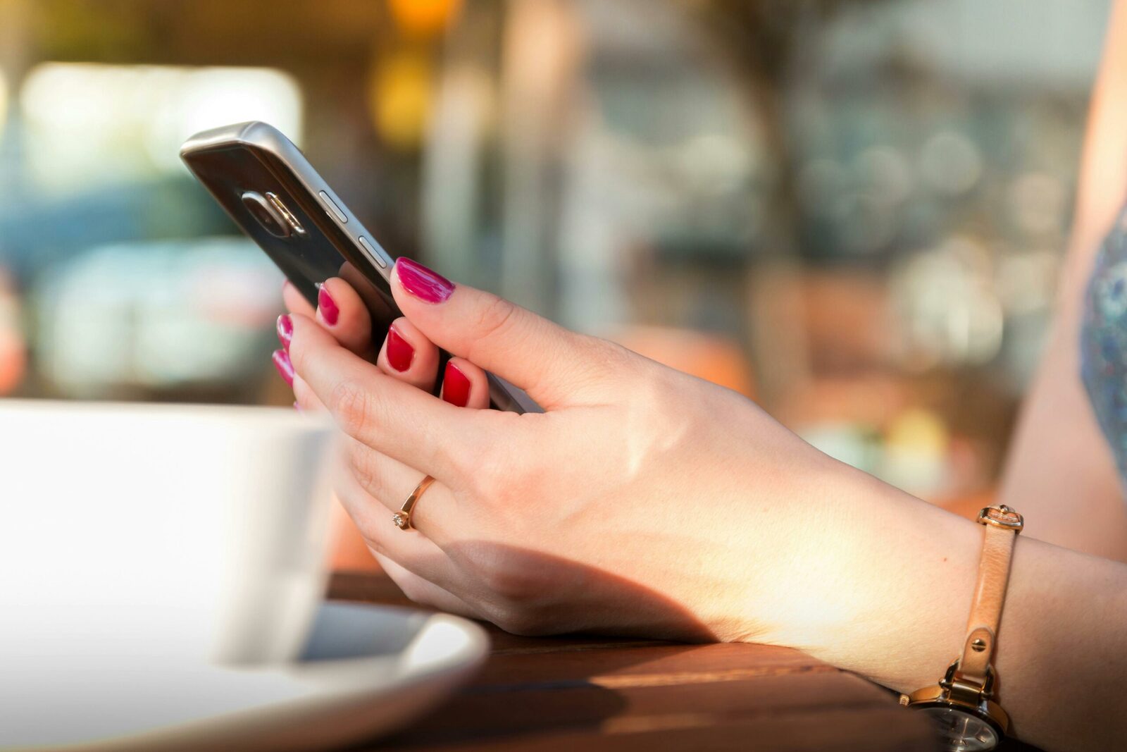 Un cadou mai sigur pentru mame: sfaturi de la dnsc pentru o navigare online protejată În preajma sărbătorilor dedicate mamelor, Direcția Națională de Securitate Cibernetică (DNSC) vine cu o recomandare inedită: pe lângă cadourile tradiționale, un gest util poate fi oferirea de sprijin pentru a asigura o experiență online mai sigură