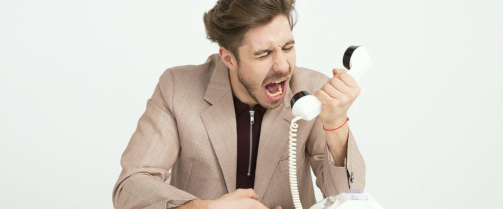 Stresul generat de inteligența artificială: Un nou fenomen în mediul de lucru Un studiu realizat de cercetătorii de la Universitatea Harvard arată că utilizarea intensă a inteligenței artificiale (AI) în mediul de lucru poate duce la o stare de epuizare cognitivă, denumită „AI brain fry”