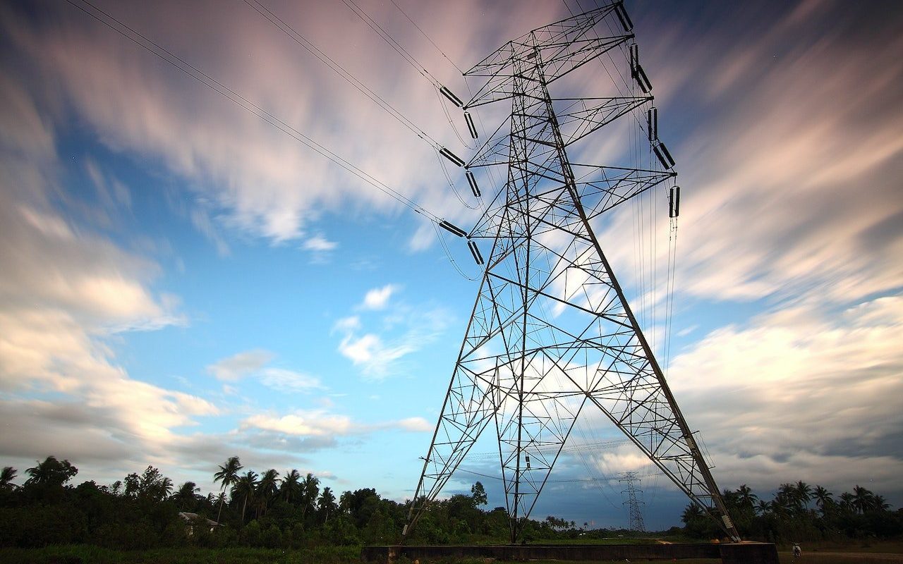 Bolojan promite deblocarea racordării la rețeaua electrică, vizând specula din sector Premierul Ilie Bolojan a anunțat recent măsuri pentru deblocarea capacităților de racordare la rețeaua electrică, semnalând o problemă majoră în sectorul energetic
