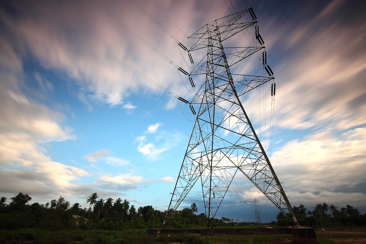 Bolojan promite deblocarea racordării la rețeaua electrică, vizând specula din sector Premierul Ilie Bolojan a anunțat recent măsuri pentru deblocarea capacităților de racordare la rețeaua electrică, semnalând o problemă majoră în sectorul energetic