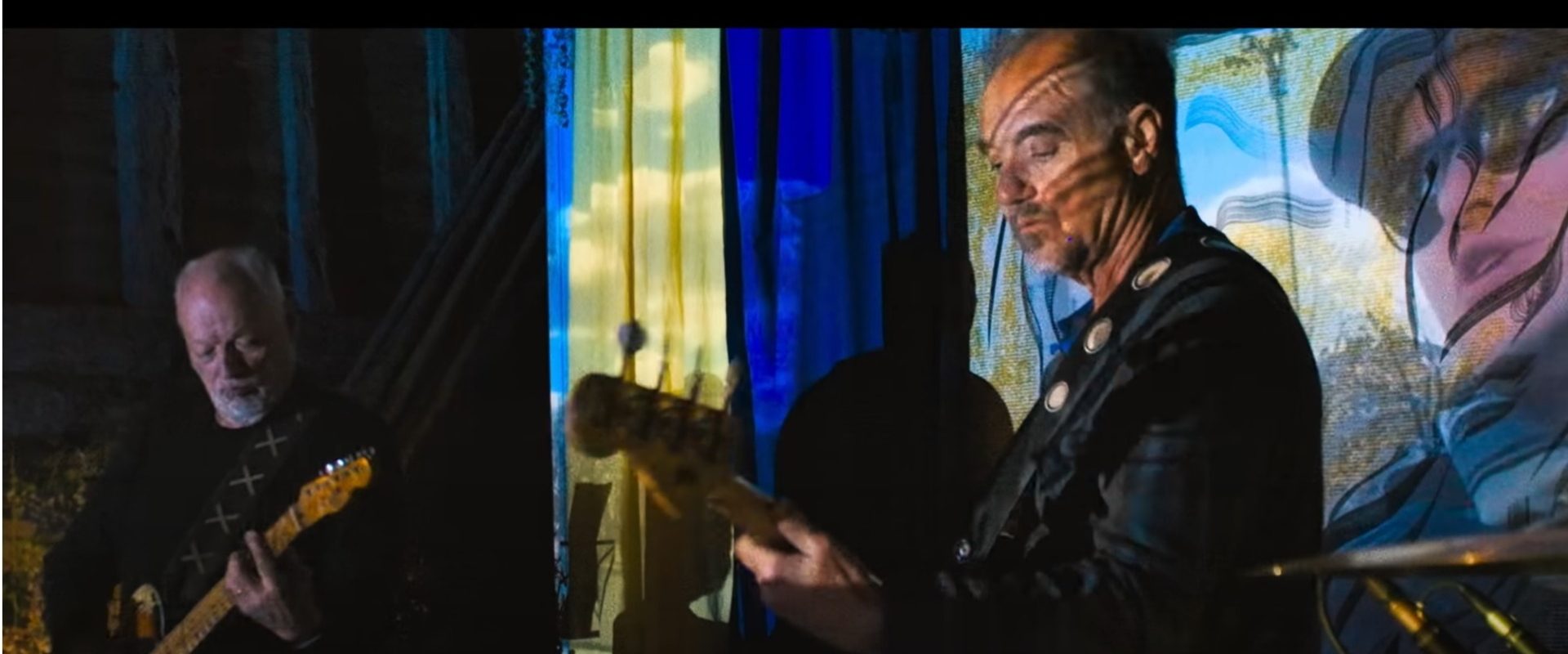 Chitara „Black Strat” a lui David Gilmour, vândută pentru o sumă record O chitară Fender Stratocaster din 1969, folosită de David Gilmour, chitaristul trupei Pink Floyd, a fost vândută pentru 14,6 milioane de dolari, devenind cea mai scumpă chitară din istorie