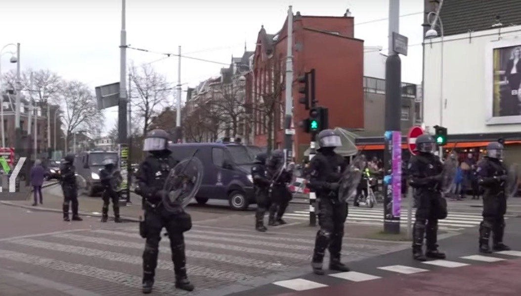 Explozie la o școală evreiască din Amsterdam: Autoritățile anchetează incidentul O explozie a avut loc la o școală evreiască din Amsterdam, în noaptea de vineri spre sâmbătă, provocând pagube materiale limitate