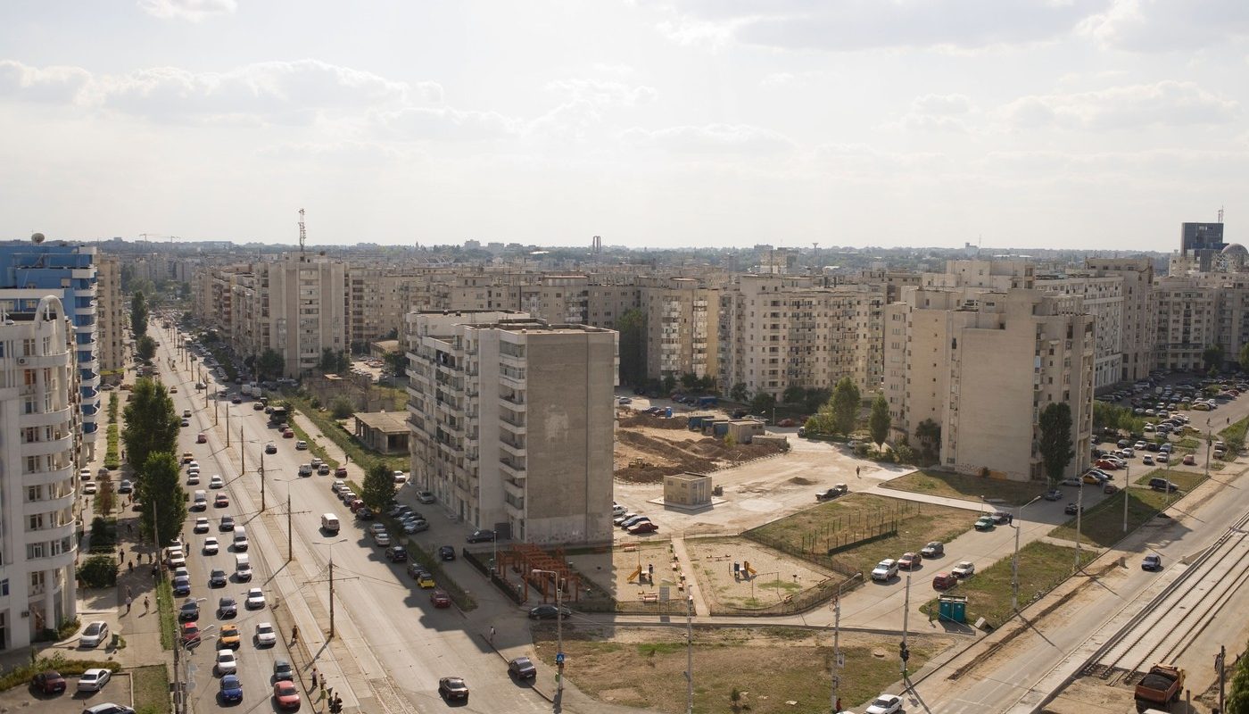 Locatari revoltați după ce constructorii le-au distrus spațiile verzi Un conflict aprins mocnește între locatarii unui bloc și o firmă de construcții, după ce lucrările la un șantier din apropiere au lăsat în urmă un peisaj dezolant