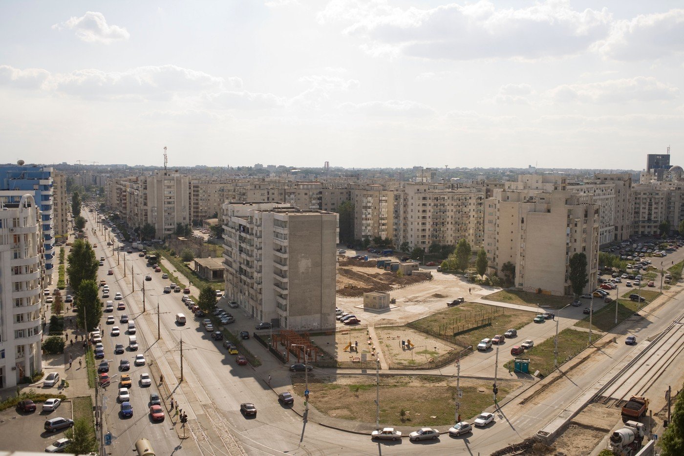 Locatari revoltați după ce constructorii le-au distrus spațiile verzi Un conflict aprins mocnește între locatarii unui bloc și o firmă de construcții, după ce lucrările la un șantier din apropiere au lăsat în urmă un peisaj dezolant