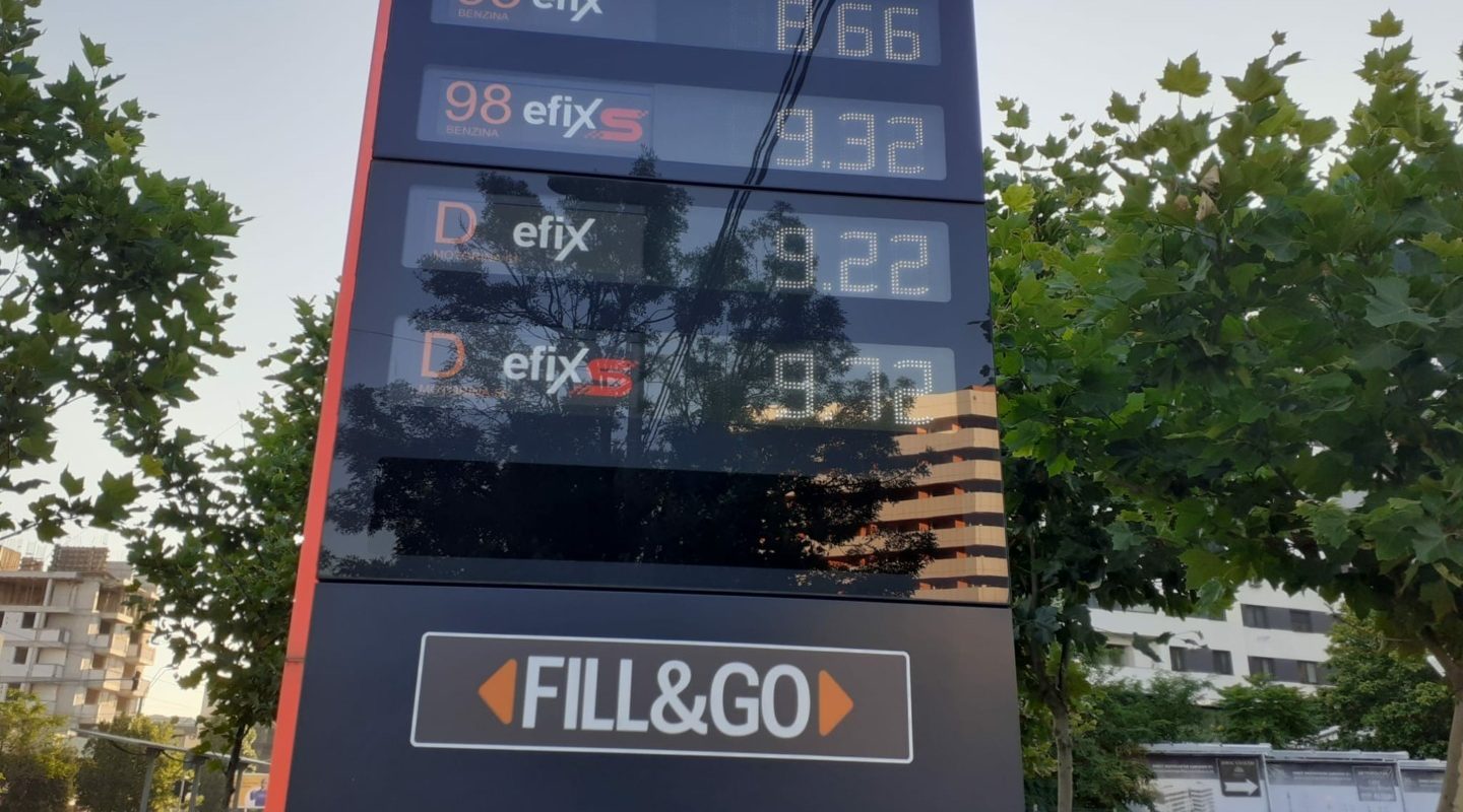 Ședința guvernului amânată: Aviz negativ pentru criza carburanților Guvernul a amânat ședința extraordinară programată pentru marți, ora 17:00, după ce Consiliul Economic și Social (CES) nu a emis un aviz favorabil pentru ordonanța de urgență vizând declararea stării de criză pe piața carburanților