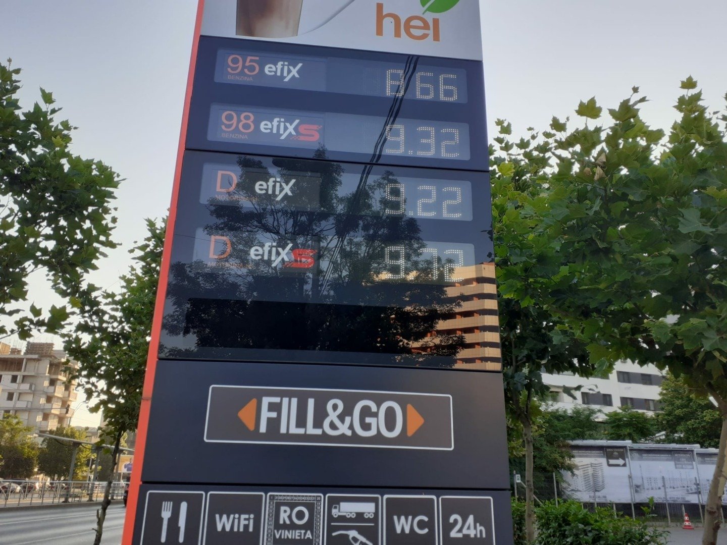 Ședința guvernului amânată: Aviz negativ pentru criza carburanților Guvernul a amânat ședința extraordinară programată pentru marți, ora 17:00, după ce Consiliul Economic și Social (CES) nu a emis un aviz favorabil pentru ordonanța de urgență vizând declararea stării de criză pe piața carburanților
