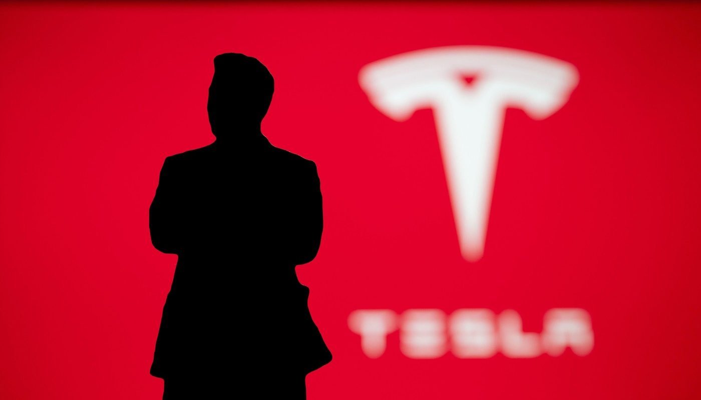 Proces împotriva Tesla după un accident cu funcția de conducere asistată; șoferița acuză probleme la coloană Un proces a fost deschis împotriva Tesla în urma unui accident auto petrecut în august 2025, în apropiere de Houston, statul Texas