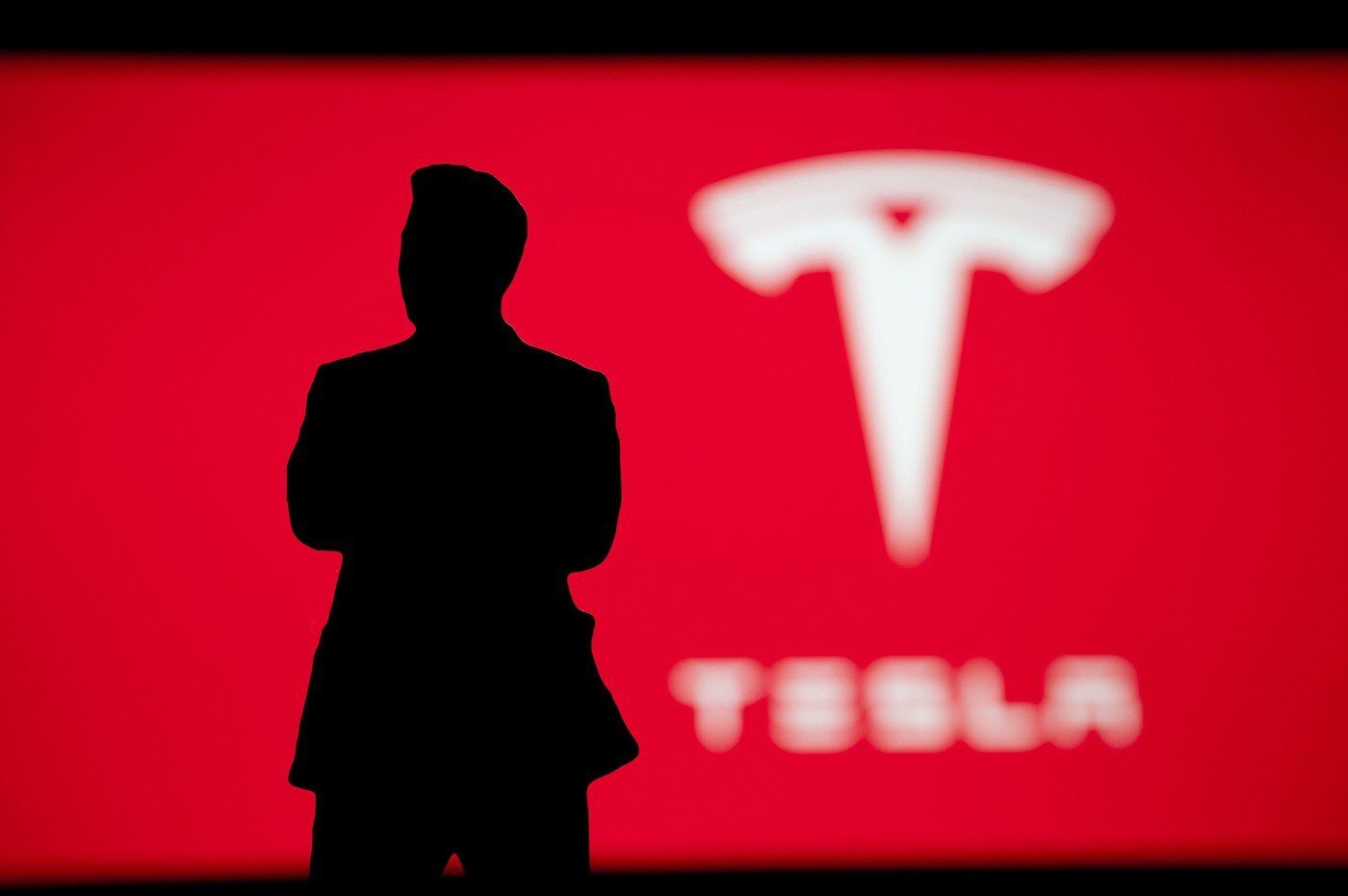 Proces împotriva Tesla după un accident cu funcția de conducere asistată; șoferița acuză probleme la coloană Un proces a fost deschis împotriva Tesla în urma unui accident auto petrecut în august 2025, în apropiere de Houston, statul Texas