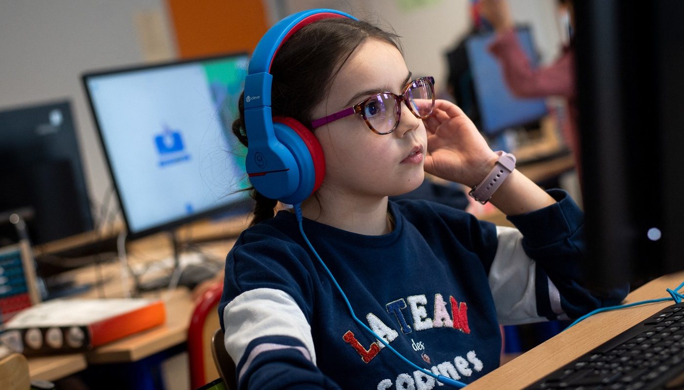 Profesorii români adoptă inteligența artificială, dar au nevoie de un ghid practic Un nou ghid gratuit pentru școli, lansat de ICDL România, își propune să ofere profesorilor un cadru structurat pentru utilizarea inteligenței artificiale (AI) în procesul de predare