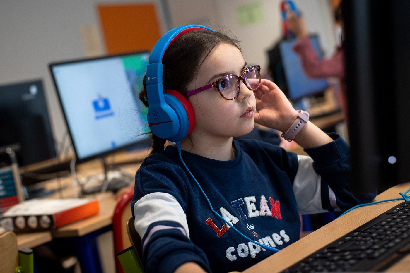 Profesorii români adoptă inteligența artificială, dar au nevoie de un ghid practic Un nou ghid gratuit pentru școli, lansat de ICDL România, își propune să ofere profesorilor un cadru structurat pentru utilizarea inteligenței artificiale (AI) în procesul de predare
