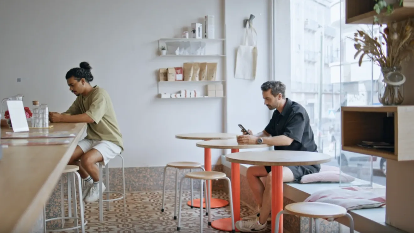 Consumul de cafea în România: un ritual mai degrabă decât o simplă băutură În cafenelele de specialitate din România, cafeaua devine mai mult decât o băutură, transformându-se într-un element definitoriu al ritmului zilnic