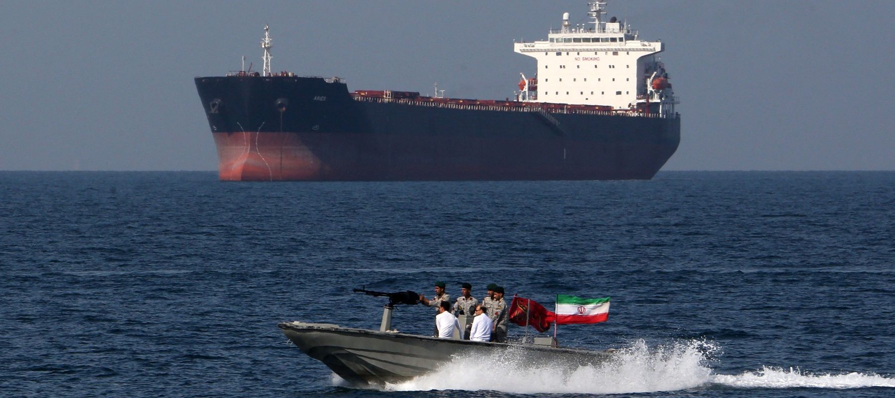 Un petrolier sub pavilionul Hondurasului, Athe Nova, arde în Strâmtoarea Ormuz după ce a fost lovit de două drone, conform informațiilor transmise de Corpul Gărzilor Revoluționare Islamice (IRGC) din Iran