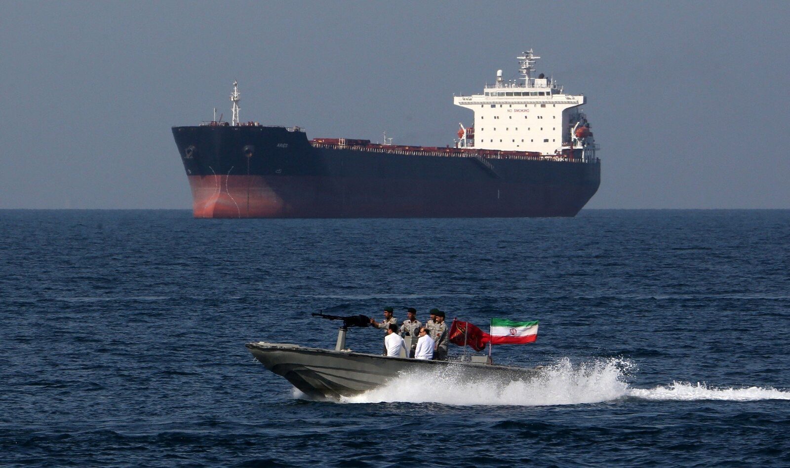 Un petrolier sub pavilionul Hondurasului, Athe Nova, arde în Strâmtoarea Ormuz după ce a fost lovit de două drone, conform informațiilor transmise de Corpul Gărzilor Revoluționare Islamice (IRGC) din Iran