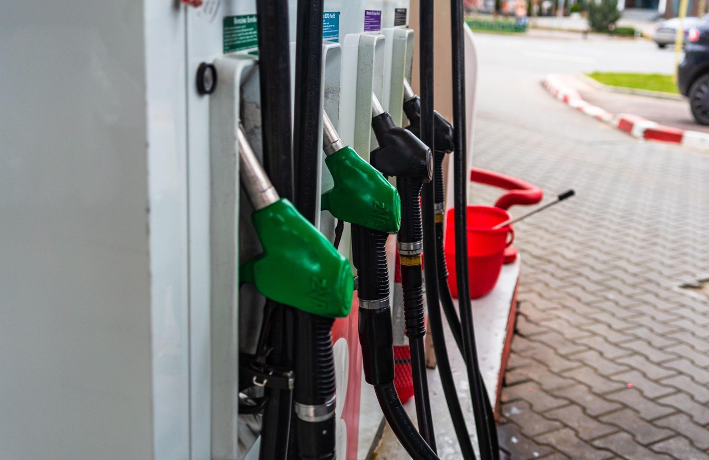 Prețurile la carburanți au crescut brusc, pe fondul tensiunilor geopolitice Prețul benzinei și motorinei a crescut semnificativ în România, după o perioadă de stabilitate, pe fondul majorării cotațiilor internaționale ale țițeiului și al tensiunilor geopolitice din Orientul Mijlociu