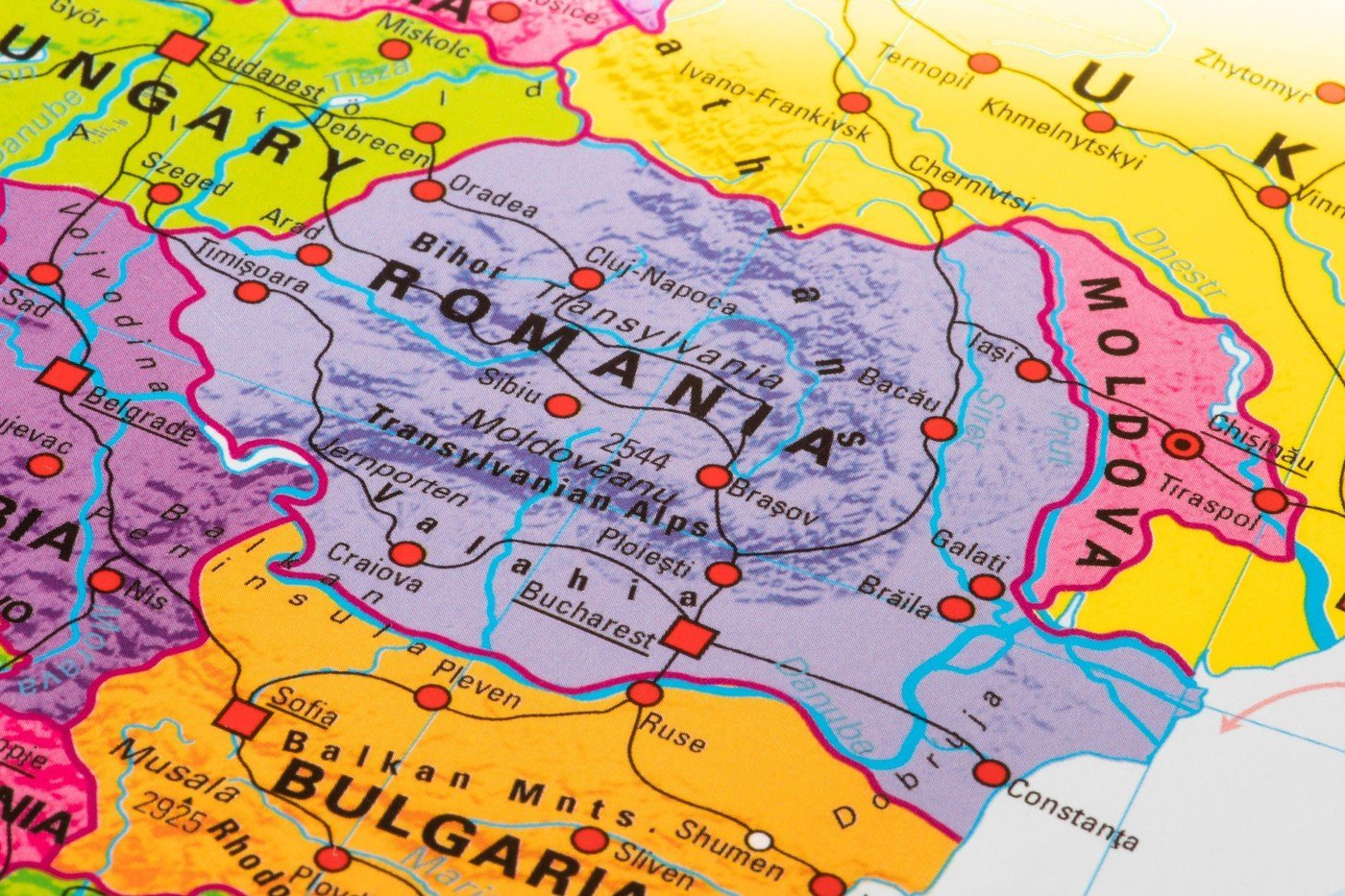 Adăposturi secrete antiatomice: Subsolurile României ascund povești uitate România dispune de o rețea de adăposturi antiatomice, însă capacitatea acestora este limitată raportat la numărul locuitorilor țării