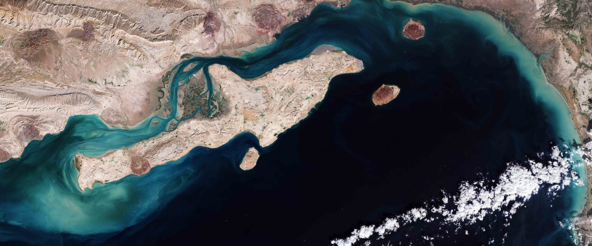 O insulă iraniană și un peisaj de o frumusețe aparte atrag atenția lumii Insula Qeshm, situată în Strâmtoarea Hormuz, se remarcă printr-un peisaj unic, cu formațiuni stâncoase neobișnuite, peșteri de sare labirintice și păduri de mangrove de un verde intens