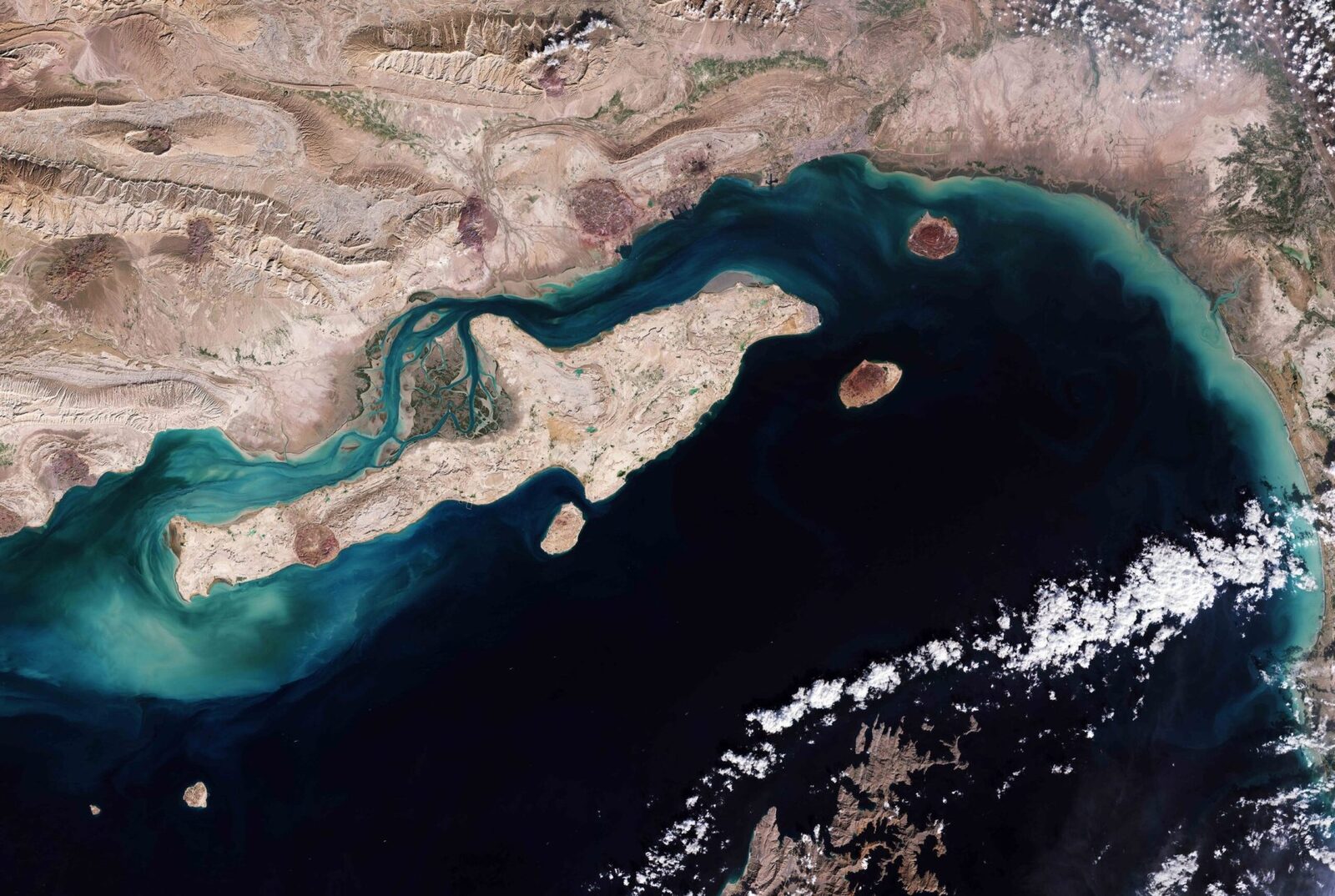 O insulă iraniană și un peisaj de o frumusețe aparte atrag atenția lumii Insula Qeshm, situată în Strâmtoarea Hormuz, se remarcă printr-un peisaj unic, cu formațiuni stâncoase neobișnuite, peșteri de sare labirintice și păduri de mangrove de un verde intens
