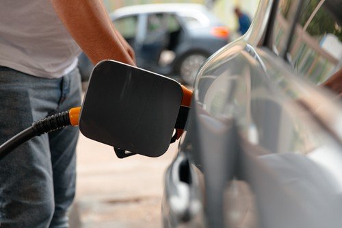 Guvernul ia în calcul plafonarea prețurilor la carburanți, pe fondul scumpirilor repetate Ministrul Energiei a propus o serie de măsuri pentru a limita impactul majorărilor de preț la pompă, inclusiv plafonarea prețurilor la benzină și motorină