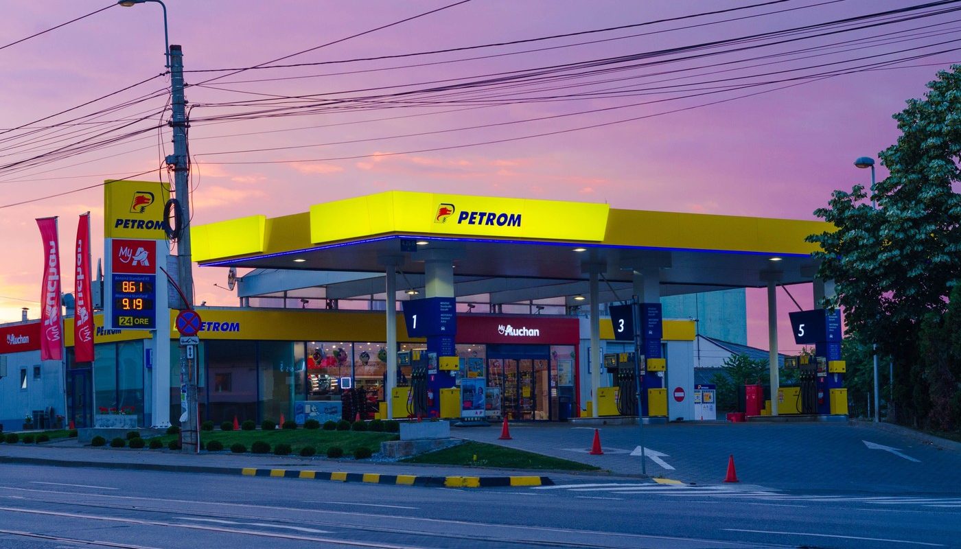 Restricții severe pentru exportul de carburanți și plafonarea adaosului comercial: Guvernul intervine pe piața de combustibili Guvernul pregătește măsuri urgente pentru a stabiliza prețurile la carburanți, pe fondul tensiunilor din piața energetică