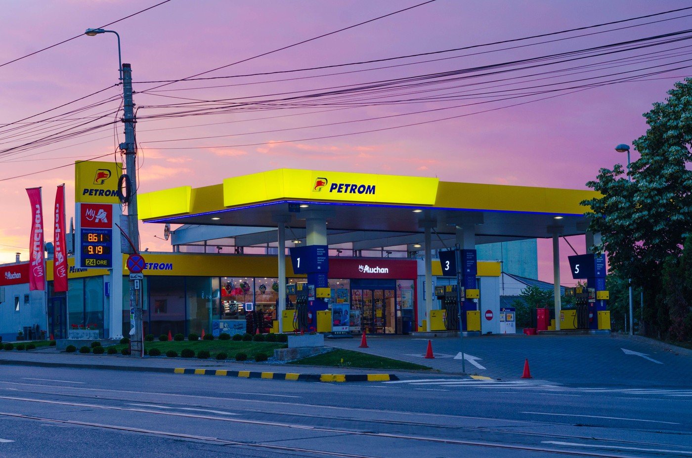 Restricții severe pentru exportul de carburanți și plafonarea adaosului comercial: Guvernul intervine pe piața de combustibili Guvernul pregătește măsuri urgente pentru a stabiliza prețurile la carburanți, pe fondul tensiunilor din piața energetică