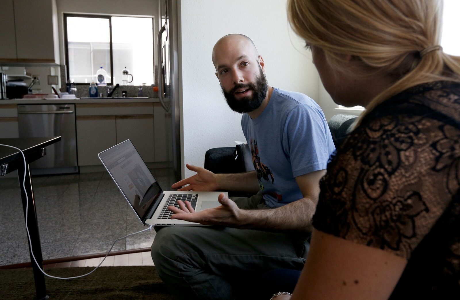 CEO-ul Patreon cere compensații pentru creatori în era inteligenței artificiale Jack Conte, directorul general al platformei Patreon, un serviciu popular pentru creatorii de conținut, ridică semnale de alarmă cu privire la modul în care companiile de inteligență artificială (AI) ar trebui să compenseze creatorii pentru utilizarea conținutului lor în antrenarea modelelor AI