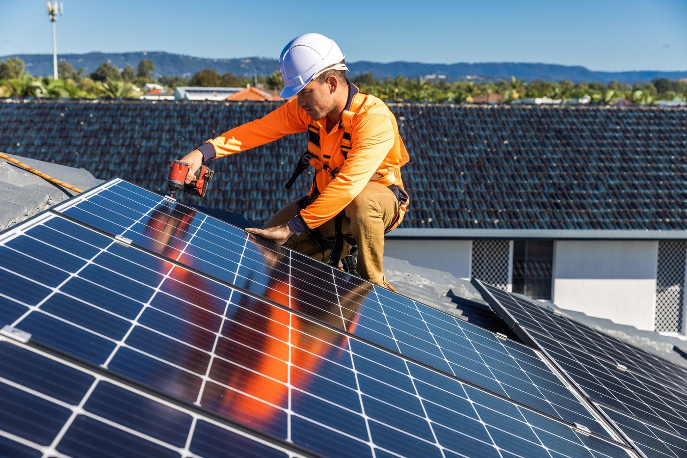 România va trebui să schimbe legislația pentru a face clădirile mai eficiente energetic România va fi obligată să implementeze schimbări majore în legislația privind eficiența energetică a clădirilor, în urma unor directive europene recente
