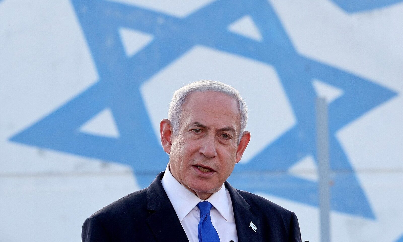 Netanyahu respinge speculațiile privind o posibilă țintire a liderilor iranieni și Hezbollah Premierul israelian Benjamin Netanyahu a negat categoric orice intenție de a viza liderii de rang înalt ai Iranului și Hezbollah, respingând insinuările cu privire la „asigurări de viață” în cazul acestora