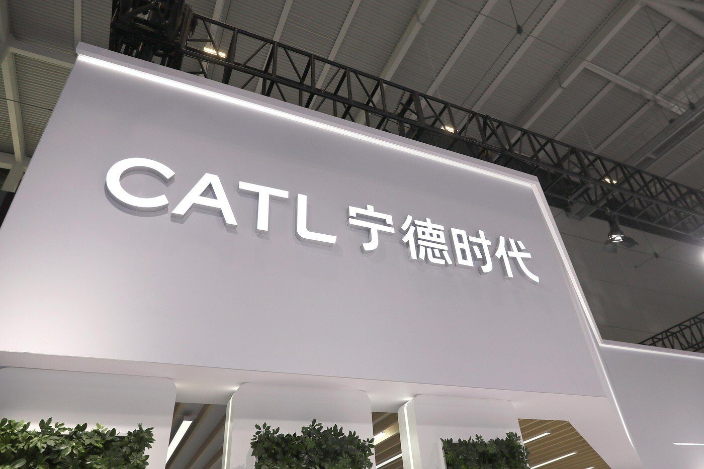 Producătorii chinezi de baterii, pe val în contextul tensiunilor din Orientul Mijlociu Acțiunile celor mai mari producători chinezi de baterii au înregistrat o creștere semnificativă de la izbucnirea conflictului din Orientul Mijlociu, depășind performanțele companiilor petroliere, arată datele financiare recente