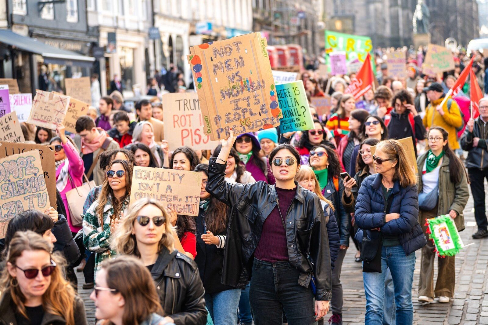 Mii de oameni au ieșit în stradă de 8 martie, în semn de protest pentru egalitate de gen Duminică, în întreaga Europă, străzile au fost pline de manifestanți cu ocazia Zilei Internaționale a Femeii