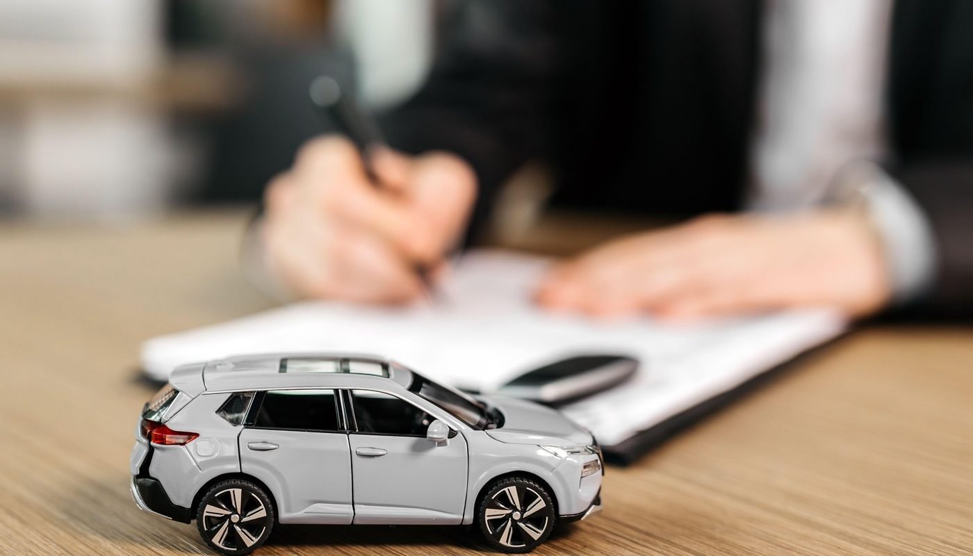Înmatricularea unui autovehicul adus din străinătate: Pașii obligatorii și documentele necesare Înmatricularea unui autovehicul achiziționat din afara României implică o serie de etape obligatorii, începând cu pregătirea documentelor și finalizând cu obținerea certificatului de înmatriculare și a plăcuțelor cu numere definitive