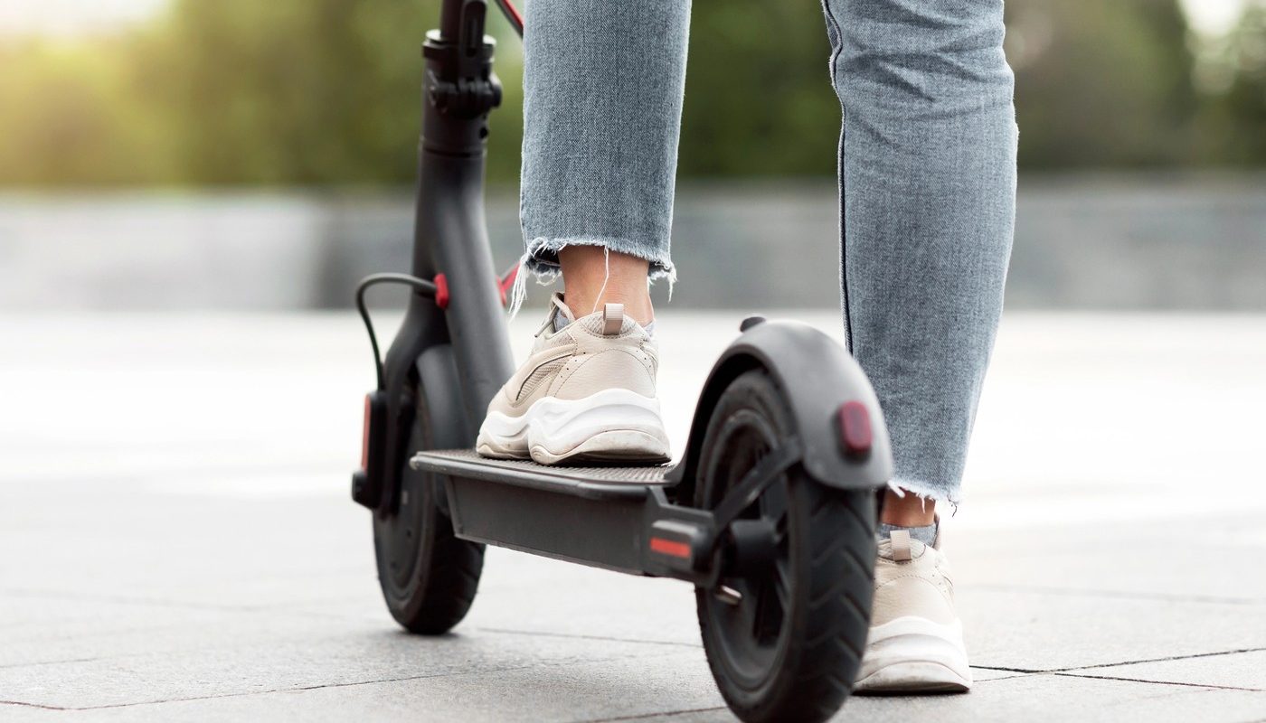 Interzis pasagerilor pe trotinetă: Ce spune legea despre transportul copiilor Utilizarea trotinetelor electrice este supusă unor reguli clare, menite să asigure siguranța în trafic