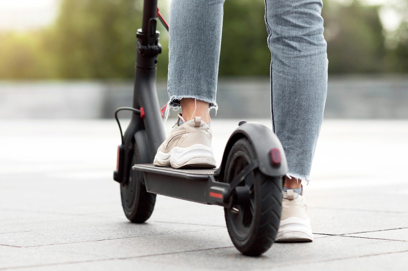 Interzis pasagerilor pe trotinetă: Ce spune legea despre transportul copiilor Utilizarea trotinetelor electrice este supusă unor reguli clare, menite să asigure siguranța în trafic
