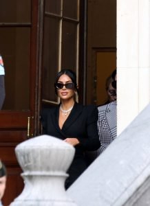 Kim Kardashian scoate la licitație garderoba din serialul „All’s Fair” pentru a susține accesul la servicii juridice gratuite Vedeta de reality show și antreprenoarea Kim Kardashian a decis să liciteze o parte din garderoba folosită în serialul „All’s Fair”, produs de Ryan Murphy