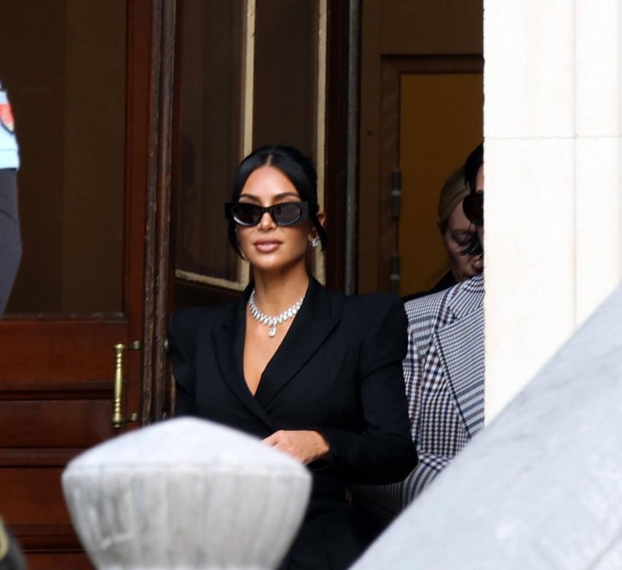 Kim Kardashian scoate la licitație garderoba din serialul „All’s Fair” pentru a susține accesul la servicii juridice gratuite Vedeta de reality show și antreprenoarea Kim Kardashian a decis să liciteze o parte din garderoba folosită în serialul „All’s Fair”, produs de Ryan Murphy