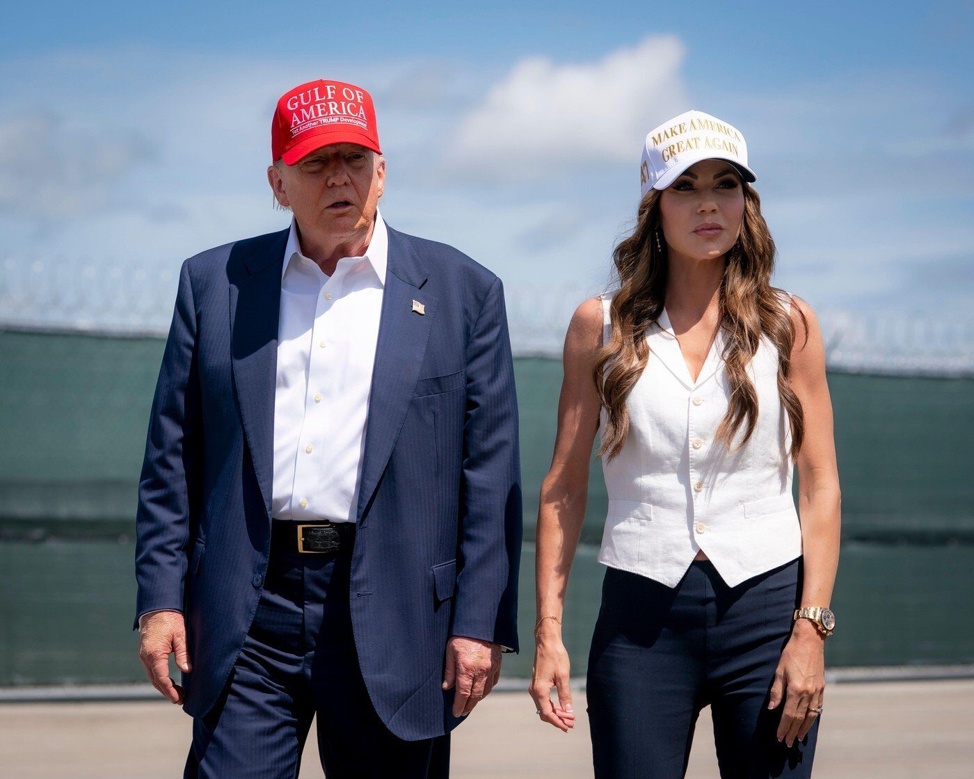 Kristi Noem, o figură marcantă în administrația Trump, demisionează de la Departamentul pentru Securitate Internă Kristi Noem, o figură influentă în cadrul administrației fostului președinte american Donald Trump și un susținător fervent al politicilor MAGA, a părăsit postul din Departamentul pentru Securitate Internă al Statelor Unite