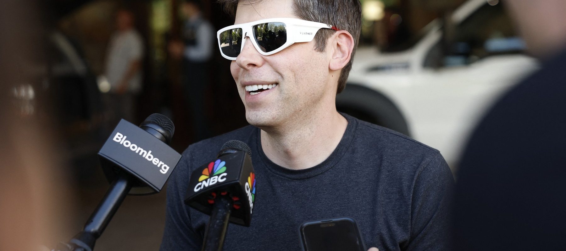 Inteligența artificială, viitorul ca utilitate publică? Directorul OpenAI, Sam Altman, surprinde cu viziunea sa Sam Altman, directorul general al OpenAI, a schițat o viziune aparent îndrăzneață asupra viitorului inteligenței artificiale, sugerând că aceasta ar putea deveni o utilitate publică, similară electricității sau apei