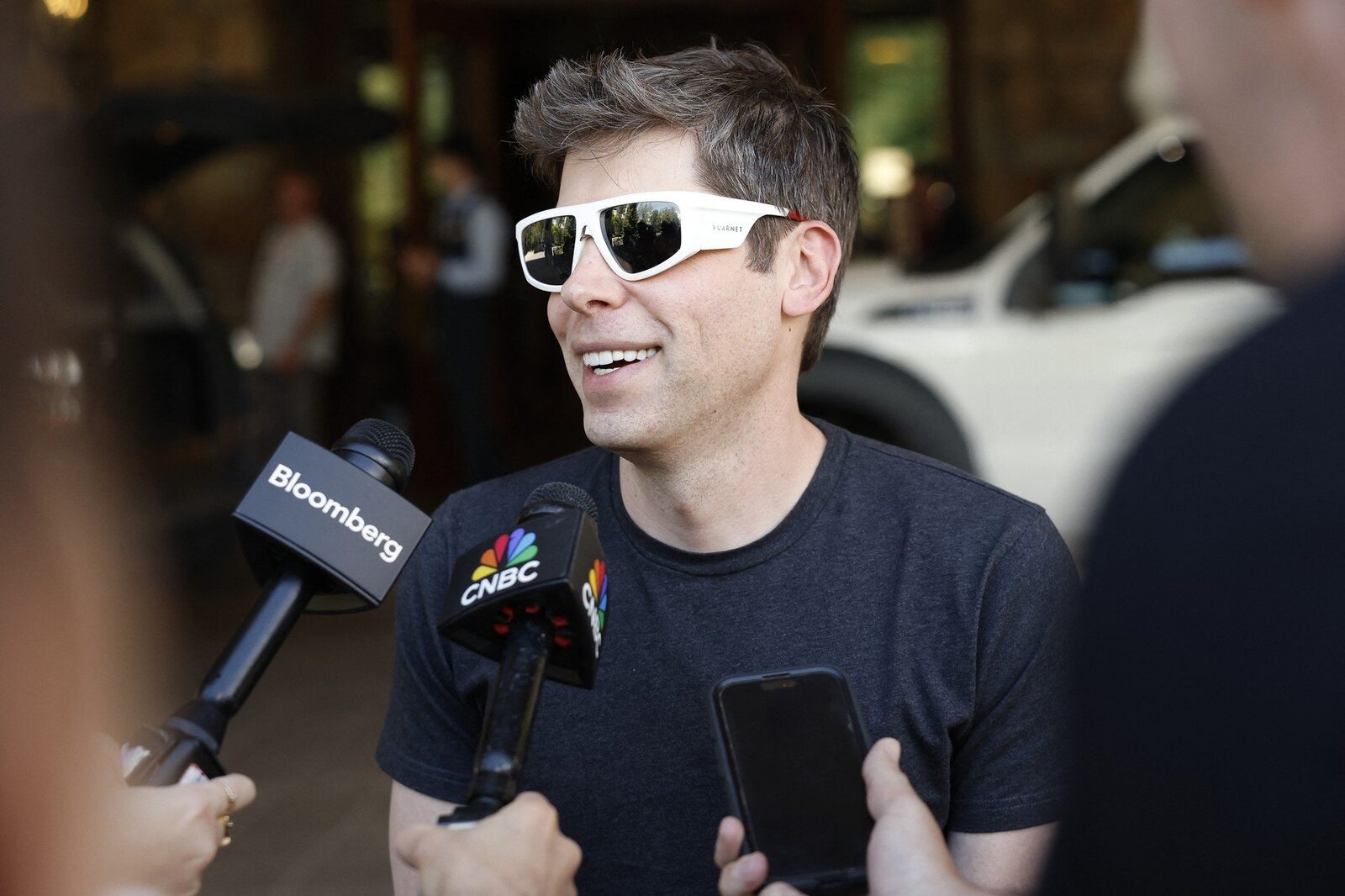 Inteligența artificială, viitorul ca utilitate publică? Directorul OpenAI, Sam Altman, surprinde cu viziunea sa Sam Altman, directorul general al OpenAI, a schițat o viziune aparent îndrăzneață asupra viitorului inteligenței artificiale, sugerând că aceasta ar putea deveni o utilitate publică, similară electricității sau apei